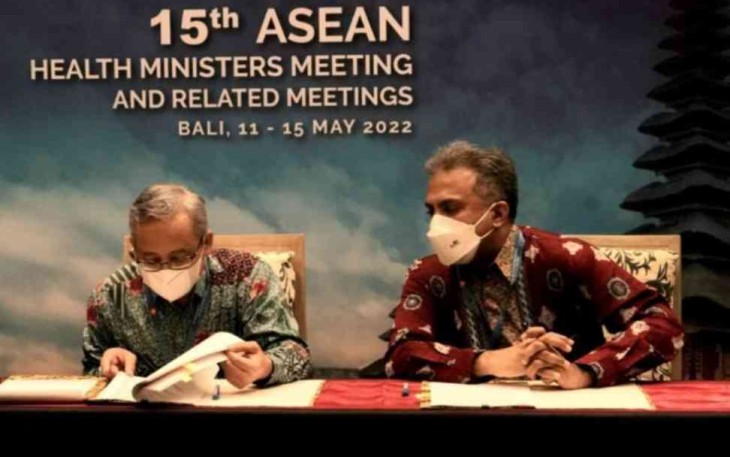 Sekjen Kemenkes RI (kiri) tandatangani kerja sama hibah dengan WHO di Hotel Conrad Bali. Sabtu (14/05/2022)