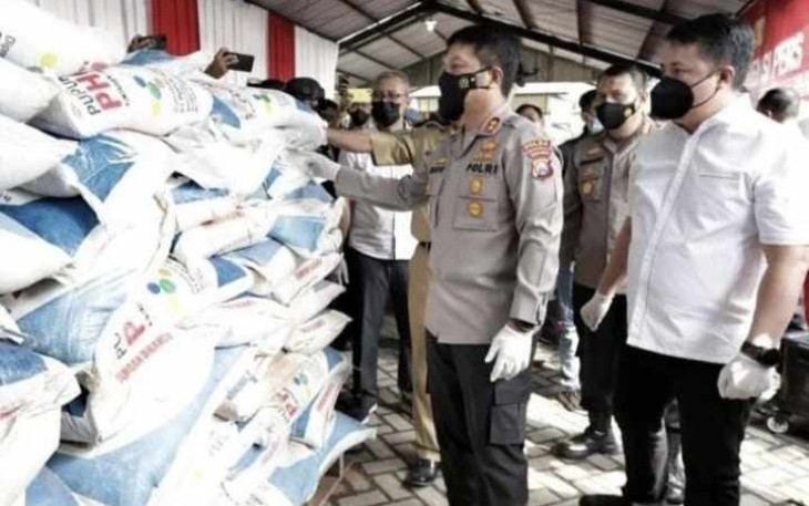 Kapolda Jatim saat meninjau barang bukti penyalahgunaan pupuk bersubsidi. Senin (16/05/2022)