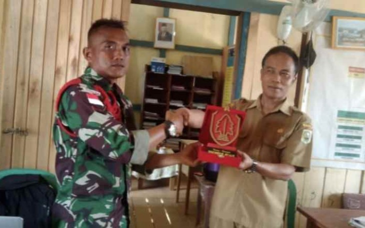 Sutejo S.Pd., menerima plakat cinderamata satgas Yonif 144/JY. Rabu (18/05/2022)