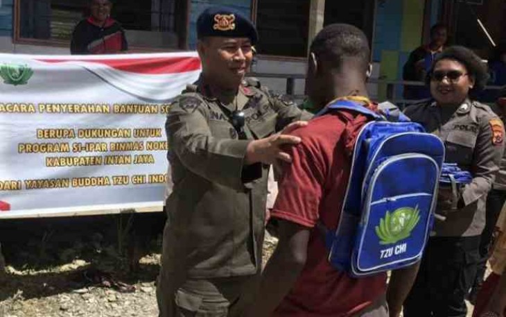 Satgas Damai Cartenz berikan alat tulis dan keperluan sekolah. Jum'at (20/05/2022)