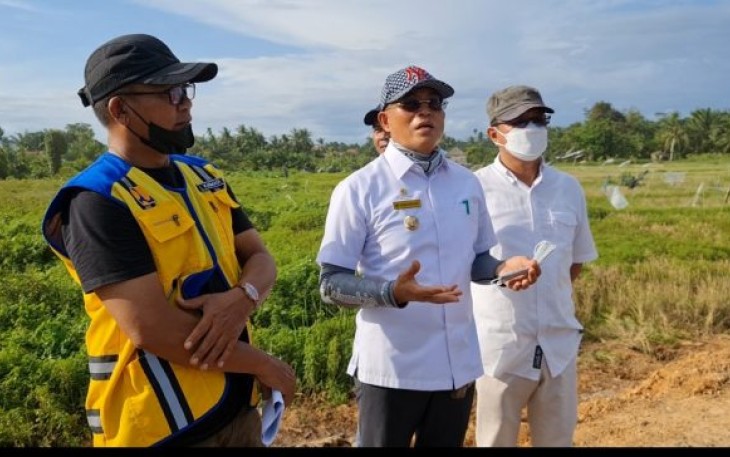 Bupati Bengkulu Selatan Gusnan Mulyadi SE MM (tengah) saat meninjau ke lokasi Tebat Gelumpai. 