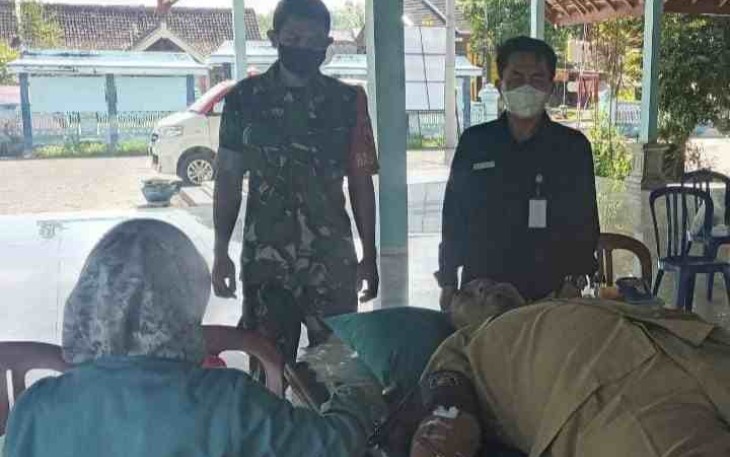 Donor darah di kantor desa Tulung
