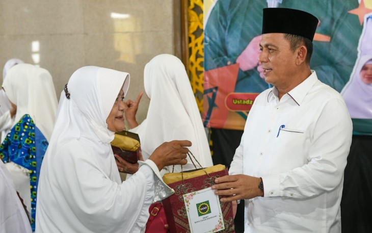 Gubernur Kepri, H.Ansar Ahmad, saat melepas keberangkatan calon jamaah haji, Kamis (26/5/2022).
