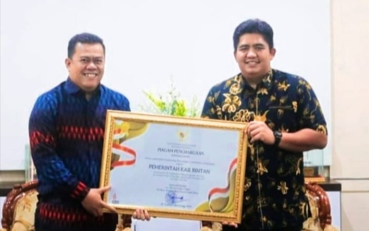 Plt Bupati Bintan, Roby Kurniawan dan Kadis PMDes, Roni Kartika.