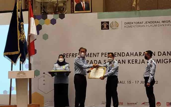 Tejo Harwanto saat menerima piagam predikat Terbaik I Kinerja Pelaksanaan Anggaran