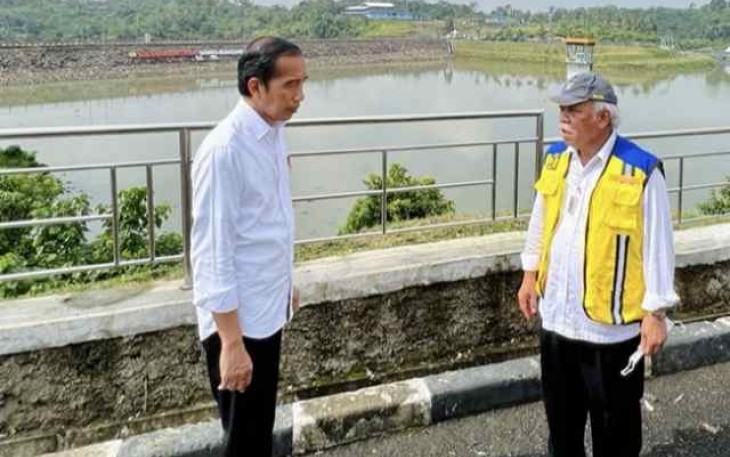 Presiden Joko Widodo saat memberikan arahan Menteri Basuki dalam peninjauan bendungan Sindangheula 