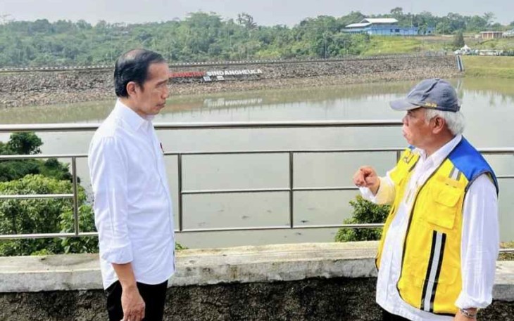 Menteri Basuki saat memaparkan penyelesaian pembangunan 61 bendungan baru ke presiden Joko Widodo 