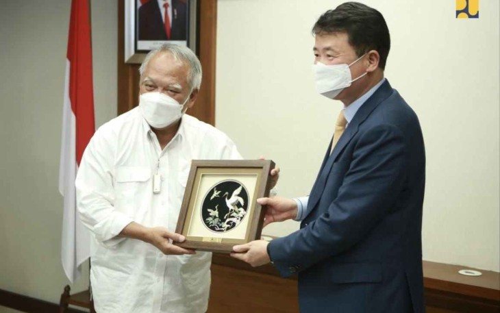 Menteri Basuki saat bertukar cenderamata dengan delegasi Korsel di Jakarta 