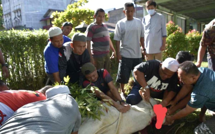 Penyembelihan hewan kurban di masjid Al Bihal Korem 023/KS
