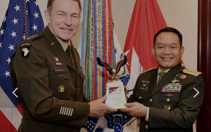 Kasad menerima cenderamata di Pentagon AS