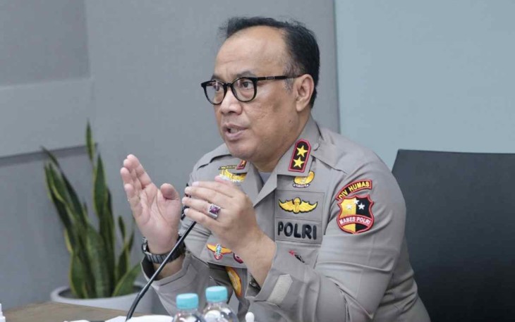 Kadiv Humas Polri saat memberikan keterangan di ruang kerjanya 