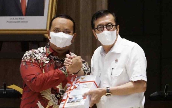 Menkumham Yasonna H Laoly saat menerima penghargaan opini WTP dari BPK RI 