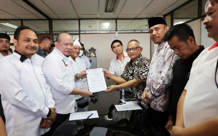 LaNyalla saat menyerahkan formulir bursa calon Ketua Umum Pengurus Besar Muay Thai Indonesia di kantor KONI Jakarta