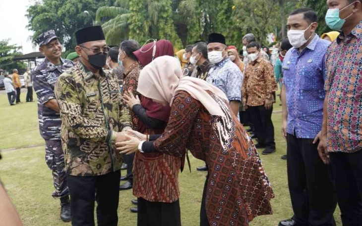 Walikota Cilegon Helldy saat memberikan ucapan selamat pejabat yang dilantik 