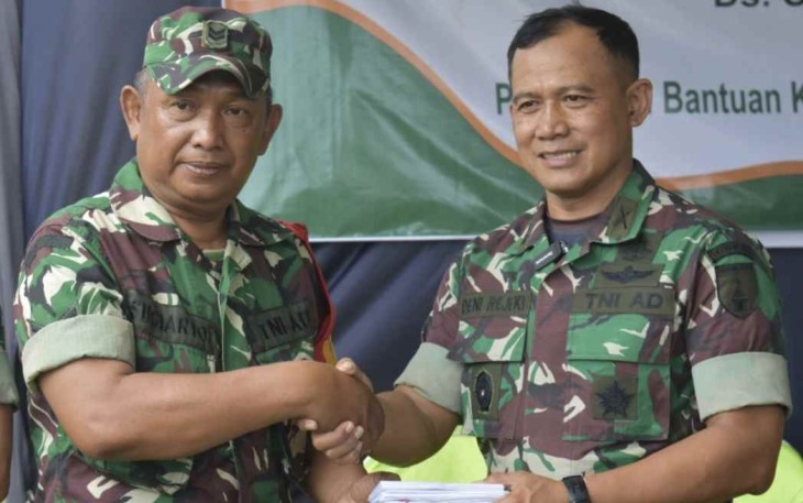Danrem 081/DSJ Kolonel Inf Deni Rejeki saat memberikan apresiasi prajuritnya 