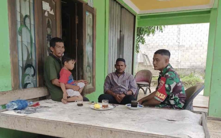 Koptu Eko saat sambangi rumah warga binaannya