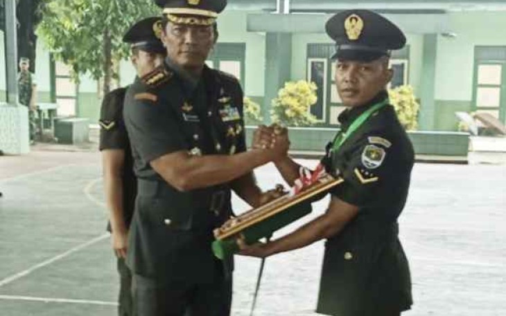 Danrindam Jaya Kolonel Inf Ayub Akbar saat memberikan piagam Babinsa terbaik