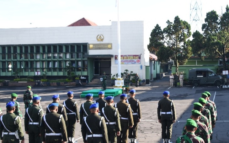 Upacara bendera hari senin di lapangan Korem 073/Mkt