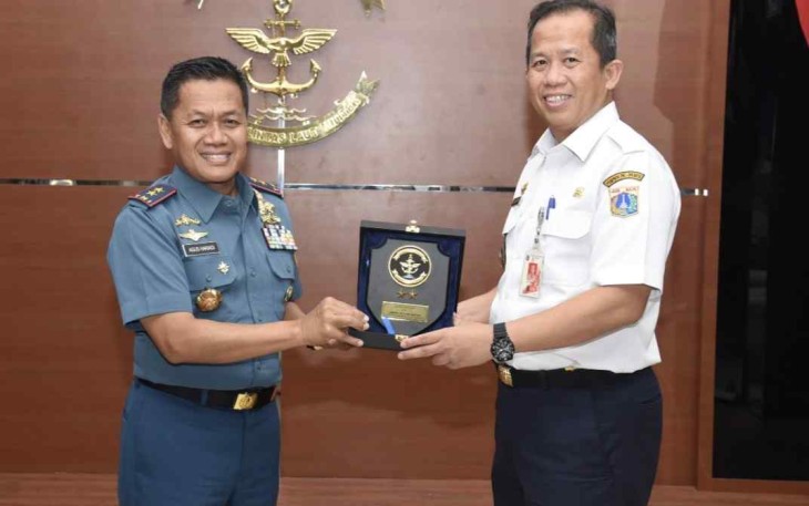 Pangkolinlamil terima cenderamata Walikota Jakarta Utara 