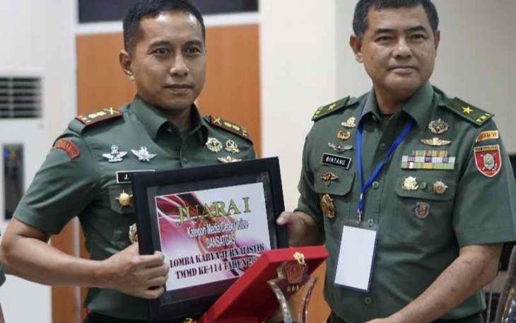 Kasdam VI Mlw Brigjen TNI Ibnu Bintang Setiawan saat memberikan hadiah LKJ TMMD Ke 114 ke Letkol Inf Jeffry Satria di Makodam. Kamis (29/9)