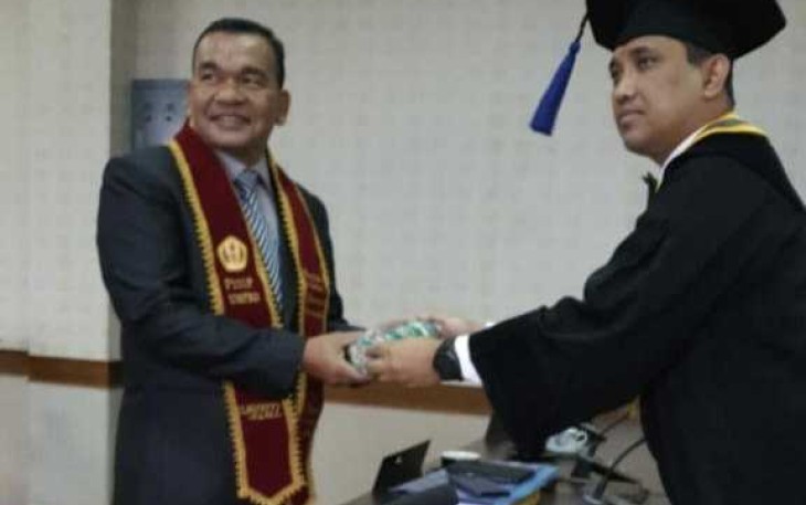 Kolonel Tek Tumpak Silitonga saat menerima gelar Doktor di Universitas Padjadjaran Bandung. Sabtu (1/10)