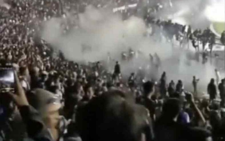 Penonton laga Arema FC Vs Persebaya di stadion Kanjuruhan Malang, Sabtu (1/9)