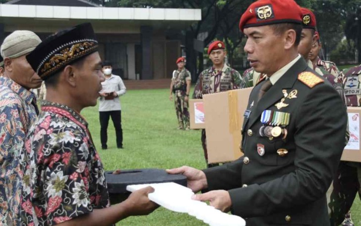 Wadanjen Kopassus Brigjen TNI Deddy Suryadi memberikan simbolis kunci rumah renovasi di Jakarta. Rabu (5/10)