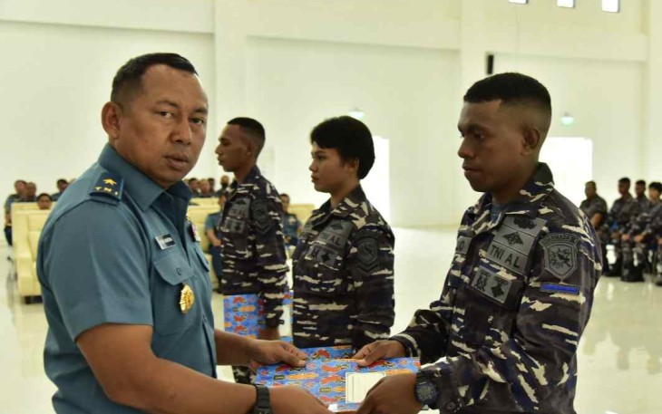 Laksma TNI Rudhi Aviantara saat memberikan sertifikat On The Job Training. Kamis (6/10) 
