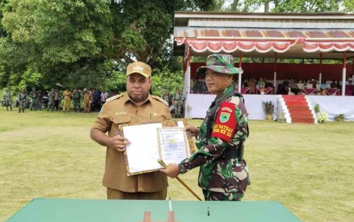 Pj. Bupati Tambrauw Engelbertus Kocu bersama Dandim 1810/Tambrauw Resmi membuka TMMD Ke-115. Sorong, Selasa (11/10)