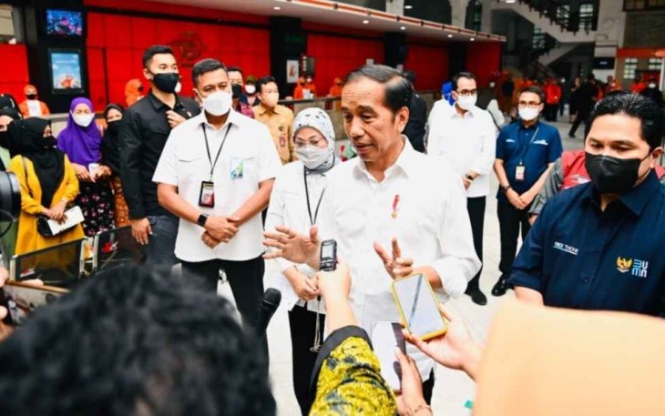 Presiden Joko Widodo menjawab pertanyaan jurnalis di Kantor Pos Kota Bandung, Kamis (13/10).