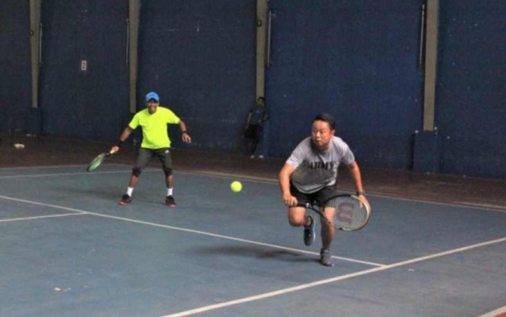 Danmenarmed 2 Kostrad Kolonel Arm Rizal Analdie olahraga tenis bersama anggotanya 