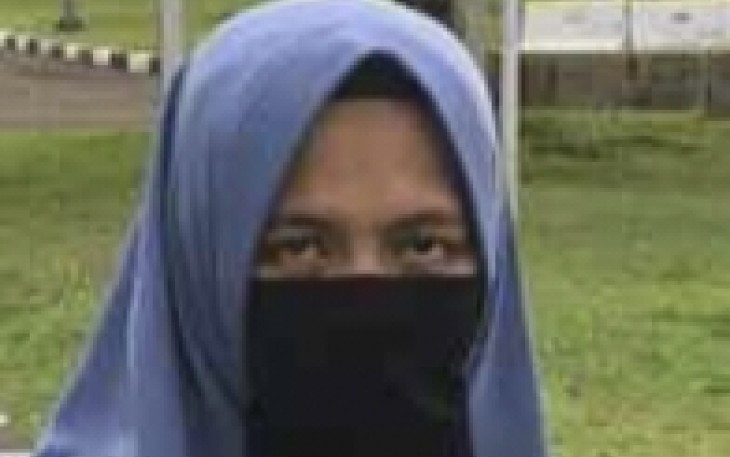 Seorang Wanita berupaya terobos istana presiden dengan membawa senjata api, saat diamankan, Selasa (25/10)