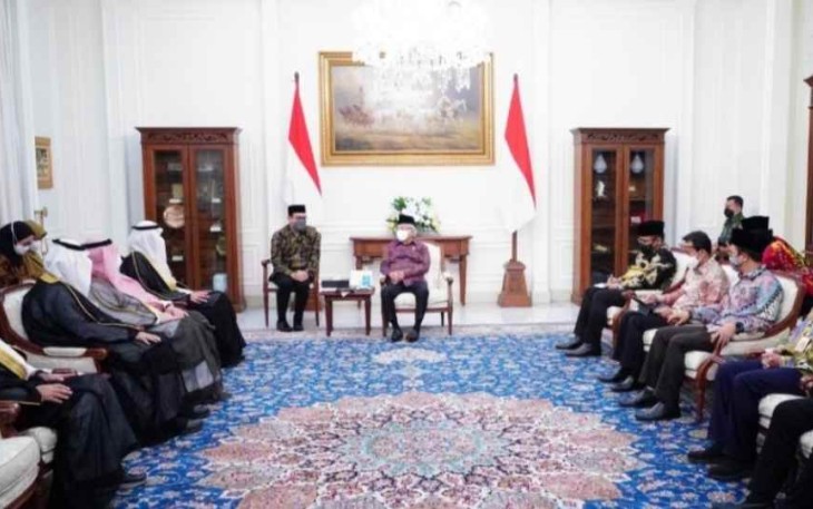 Wapres KH Ma'ruf Amin menerima Menteri Haji dan Umrah Arab Saudi Tawfiq F Al Rabiah.