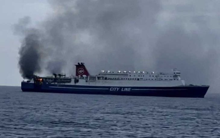 Kapal Motor Mutiara Timur 01 terbakar di perairan Pantai Selang Bunutan Karang Asem Bali