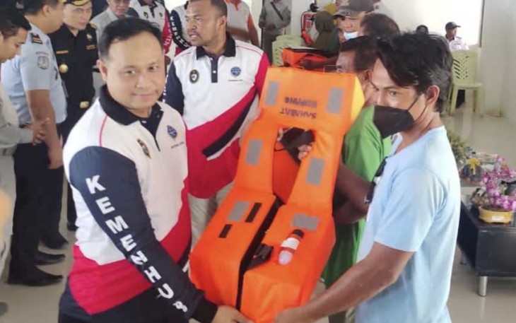 Nelayan mendapatkan Life Jacket Kemenhub