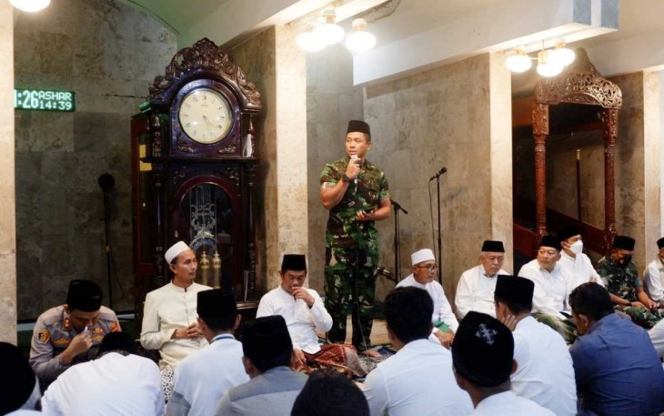 Danrem 083/BDJ Kolonel Inf M.I Gogor A.A saat safari Subuh di masjid Baiturrahman Kepanjen Kab. Malang