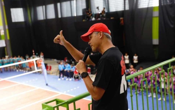 Acungan jempol Ganjar Pranowo saat menyemangati Tim Bola Voli Peserta Kejurnas U-17 