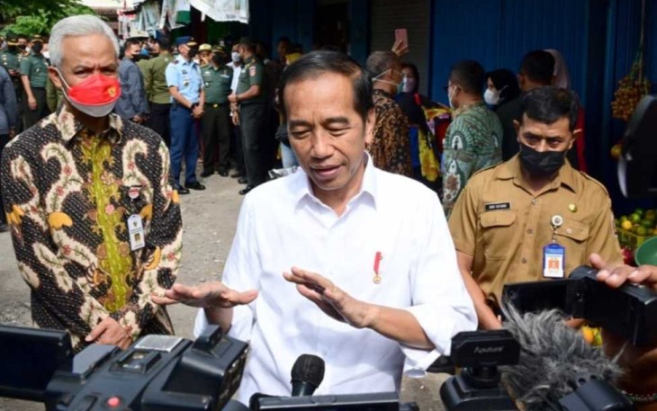Presiden Joko Widodo menyampaikan keterangannya kepada awak media di Pasar Colomadu, Provinsi Jawa Tengah, Senin, 21 November 2022