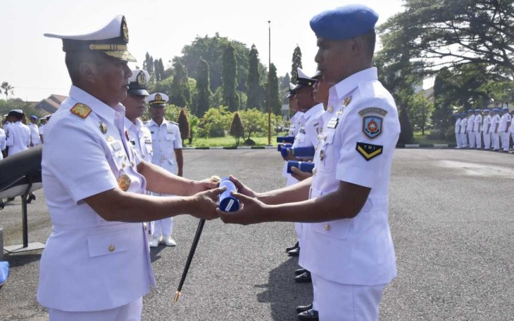 Dankodikdukum Laksamana Pertama TNI Budi Rahardjo saat kelulusan siswa Diktukba TNI AL 