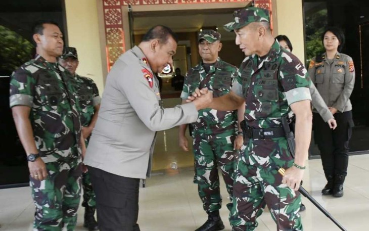 Pangdam Hasanuddin Mayjen TNI Dr. Totok Imam Santoso bersama Kapolda Sultra Irjen Pol Teguh Pristiwanto