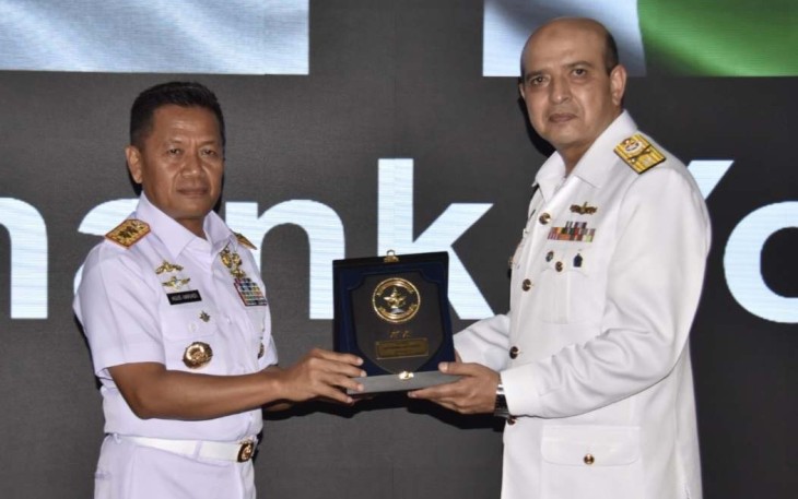 Pangkolinlamil Laksda TNI Agus Hariadi menerima cenderamata dari Commodore Faisal Javeed Sheikh di Mako Kolinlamil Jakarta, Rabu (23/11)