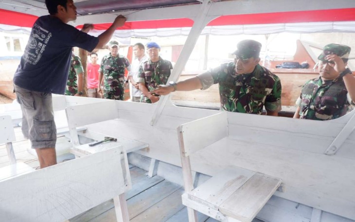 Danrem 023 KS Kolonel Inf Dodi Triwinarto saat cek progres pembuatan kapal motor bantuan Kasad