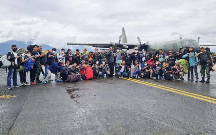 Danlanud Sutan Sjahrir Kol Nav Saeful Rakhmat bersama atlet Paragliding Sumbar 