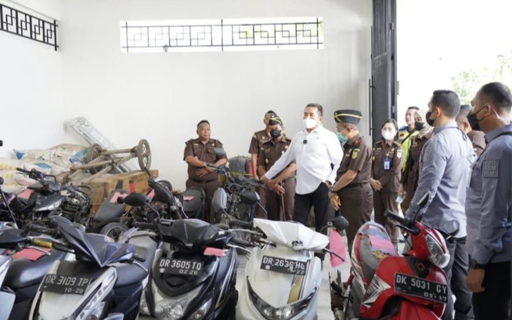 Jaksa Agung RI ST Burhanuddin saat sidak barang bukti di  Kejaksaan Negeri Lombok Tengah, Provinsi NTB, Senin (28/11)