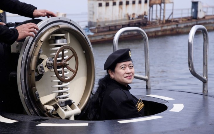 Puan Maharani menerima Brevet Kehormatan TNI AL di kapal selam KRI Alugoro -405 di Jakarta. Senin (28/11)