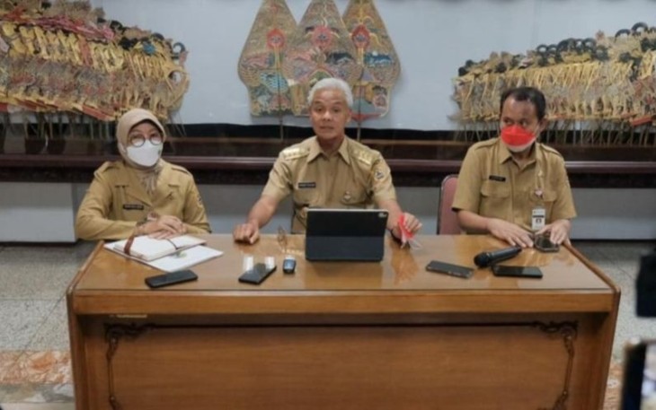 Ganjar Pranowo saat mengumumkan kenaikan UMP Jateng 2023, Semarang, Senin (28/11)