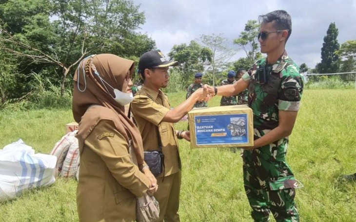 Wadansur Teritorial Penandatanganan Bencana TNI AU Mayor Lek Okie Hartanto saat menyerahkan bantuan ke aparat pemerintah desa Sukaresmi Kabupaten Cianjur. Senin (28/11)