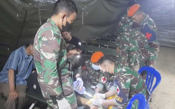 Tim Medis Satuan Koopsud I saat memberikan layanan kesehatan warga korban gempa Cianjur, Senin (28/11)