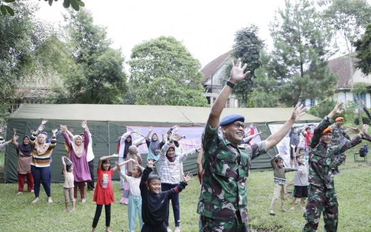 Senam bersama warga pengungsian gempa Cianjur, Selasa (29/11)