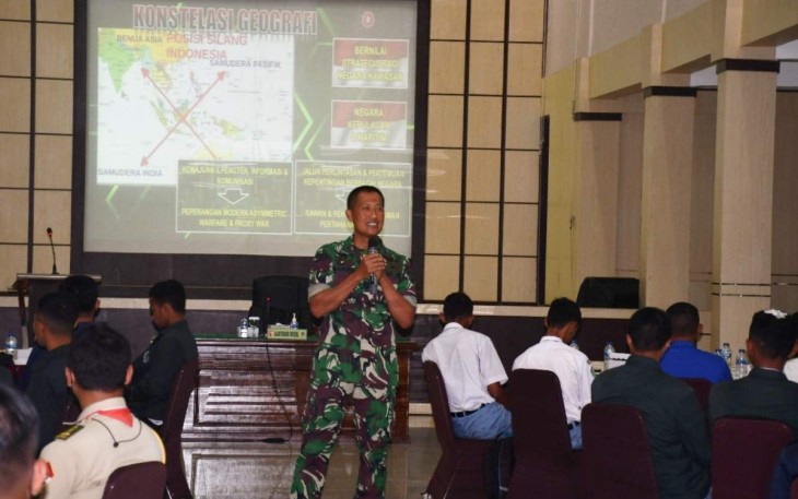 Kasiter Korem 081/DSJ Letkol Inf Rudi Sujatmiko saat memberikan pengarahan bela negara. Selasa (29/11)